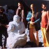 L'artista F.R. in opera con aiutanti per la realizzazione della murti-scultura Swaiambhu del Sad Guru Bhole Baba - 1983, Haidhakan, India del Nord